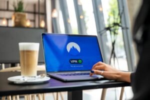 Lire la suite à propos de l’article Sécurité en ligne : Pourquoi et comment utiliser un VPN ?